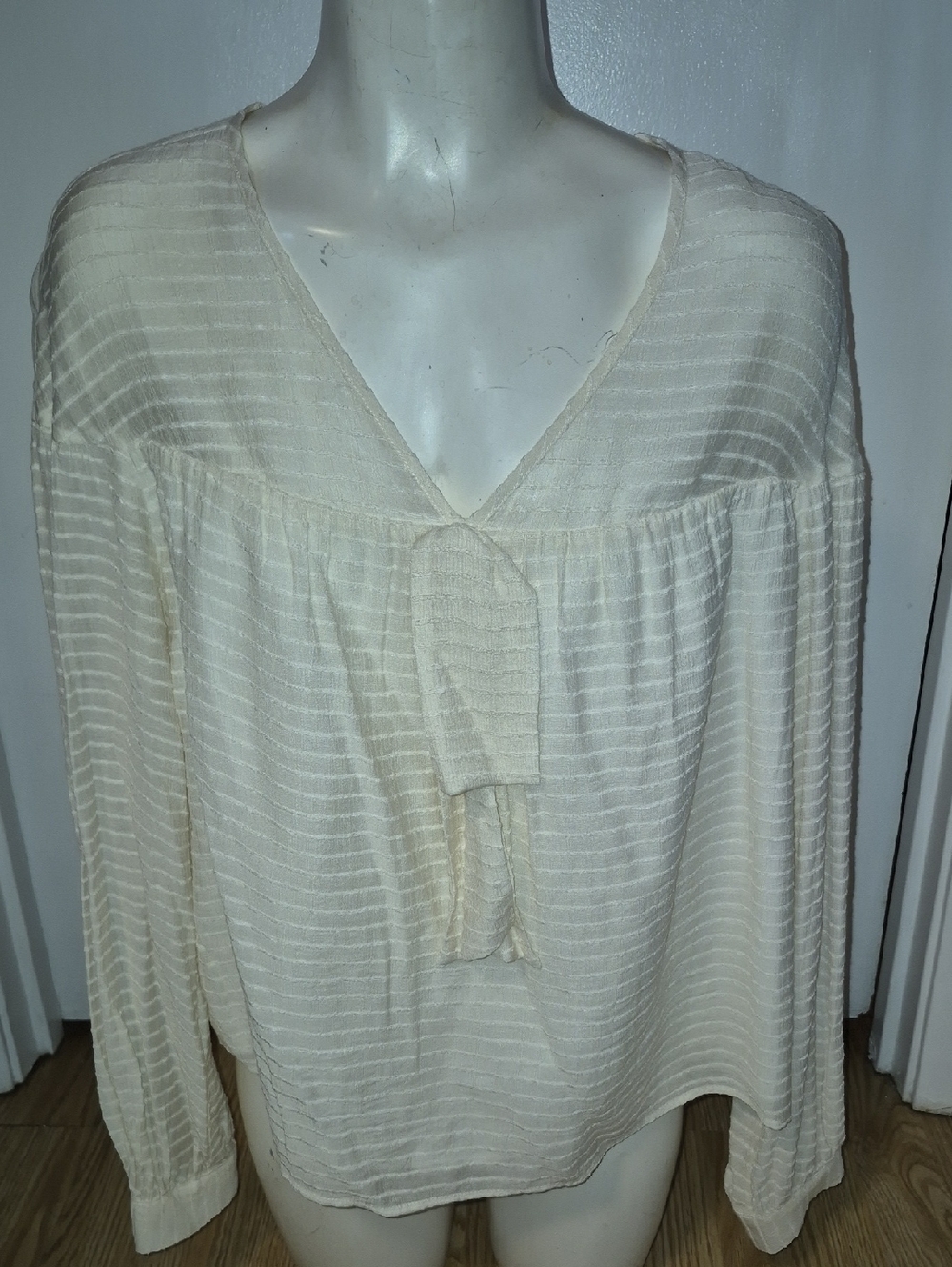 Nwt Crystal Kobe Cream V-Neck Tie-Front Women's Blouse size L